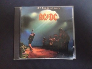 77年リリースのAC/DCのアルバム『Let There Be Rock』。邦題は『ロック魂』。ロック好きの友人は「AC/DCの曲は、譜面どおりに演奏してもコピーできない。グルーヴ感を重視しているライブバンドなんだ」と教えてくれた。