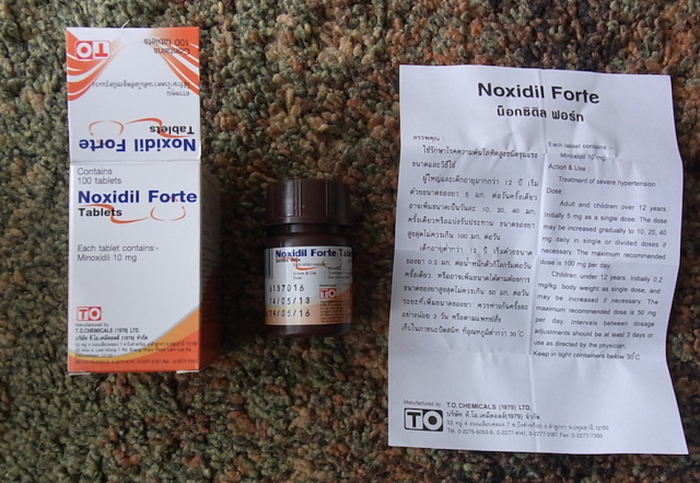 『Noxidil Forteノキシジル・フォルテ』10mgは100錠入りのボトルを2本購入。 左の箱に包装されたプラスチック製の瓶に錠剤が詰められている。日本語の説明書は添付されていない。